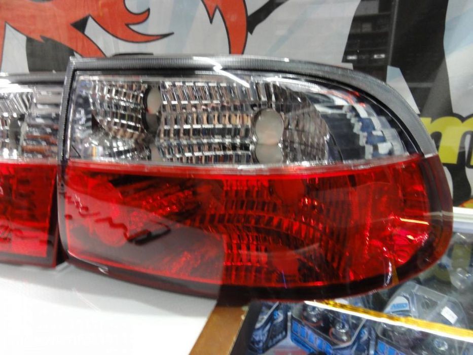 Faróis / farolins traseiros euro look para Honda Civic 92-95 3 portas red / clear (vermelho / cristal)