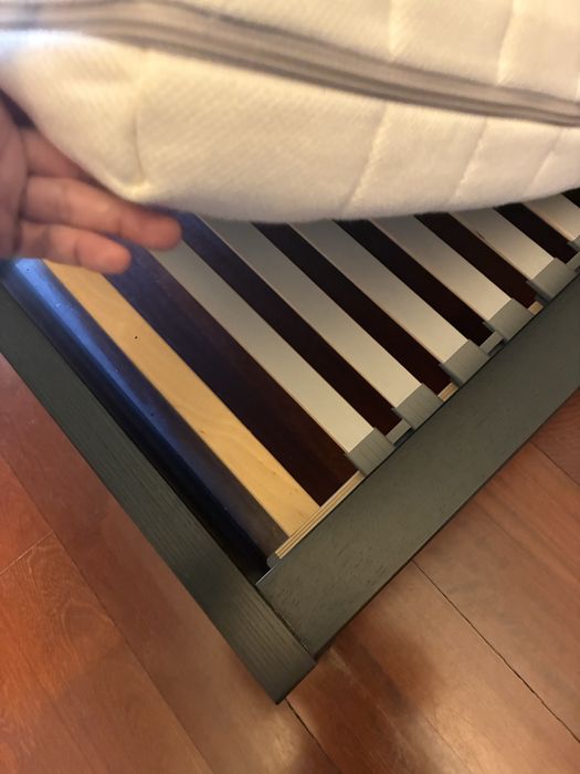 Cama IKEA com estrado e colchão