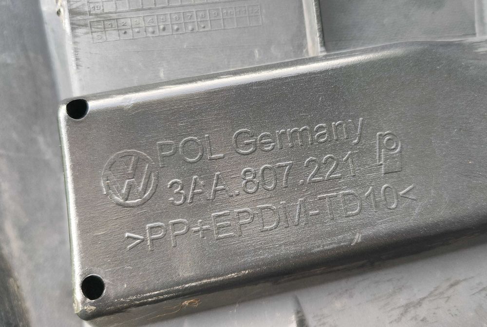 Zderzak przedni Przód Volkswagen PASSAT B7 2010- 3AA807221