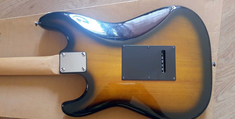 Vendo guitara elétrica Epiphone EPI S300, de 1995. Imaculada!