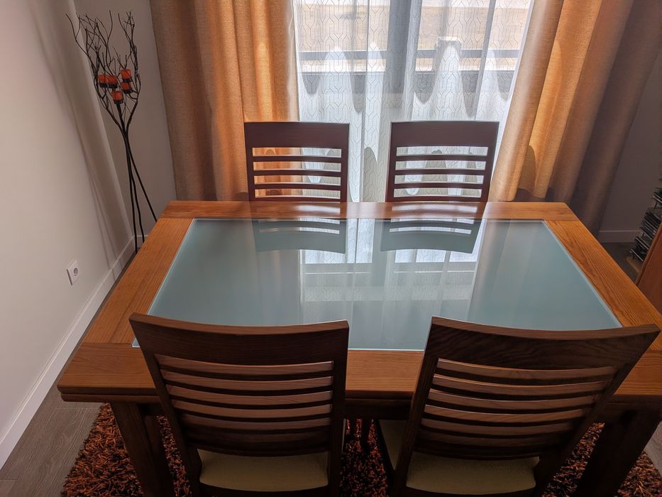 Mesa de jantar com 4 cadeiras