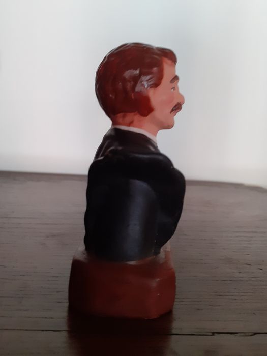 Busto do Dr. Sousa Martins.  Cerâmica.