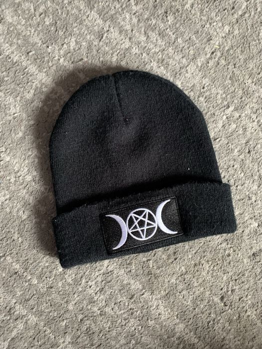 Czarna czapka beanie witchy