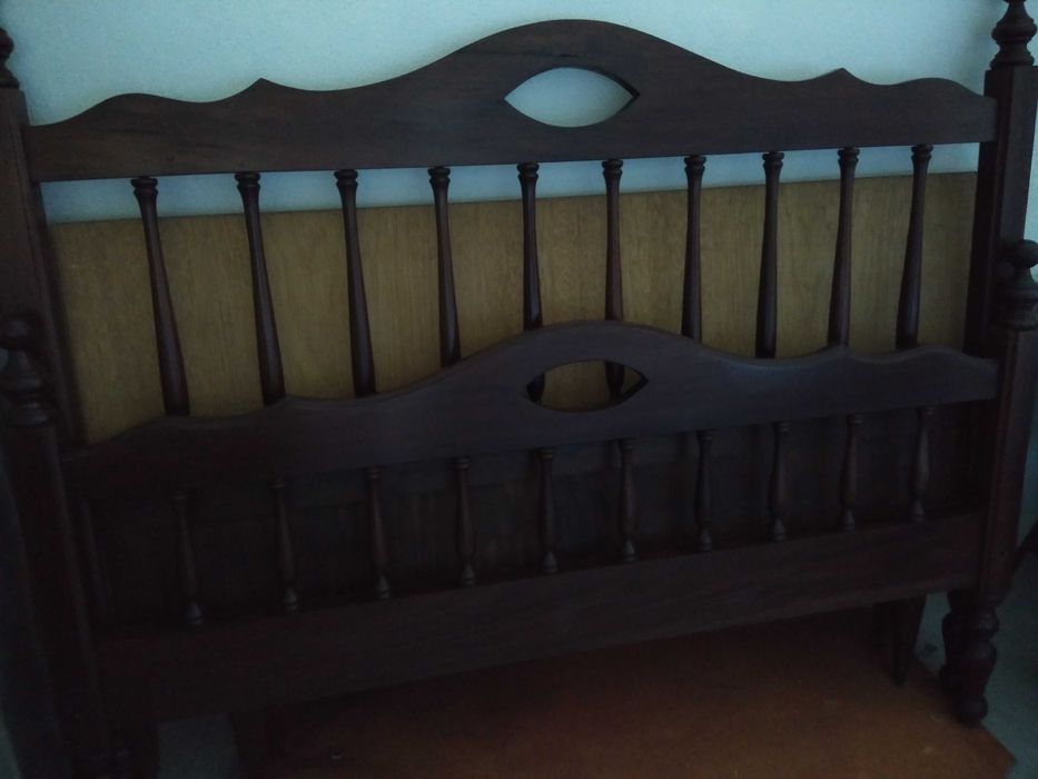 Cama de Mogno, usada mas em bom estado