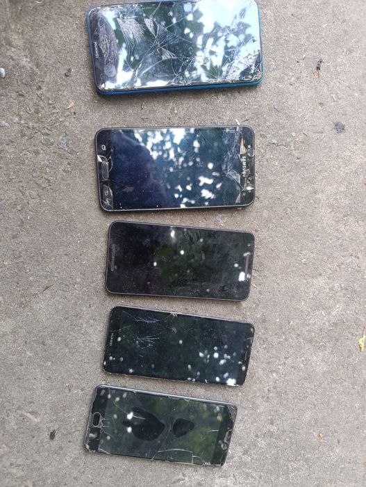 Продам 3 нерабочих телефонов