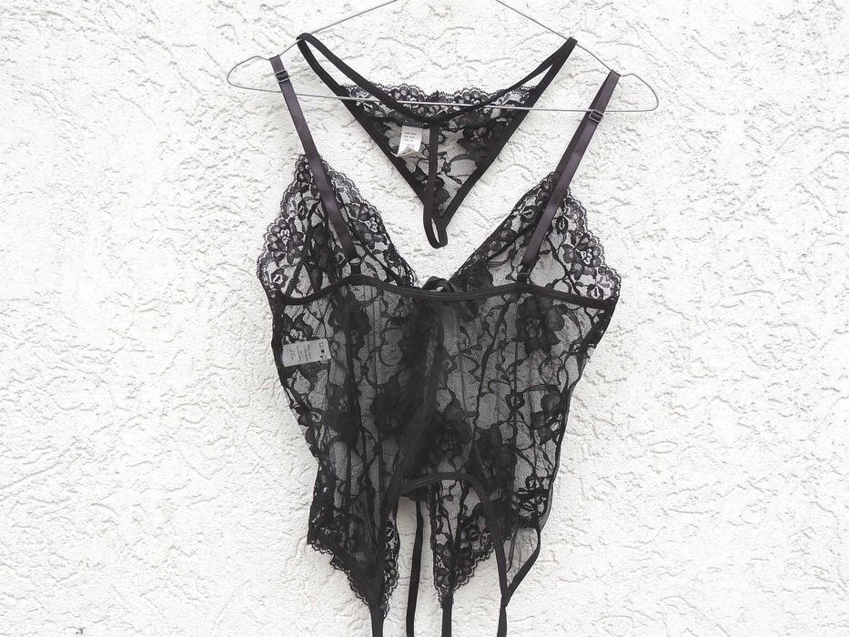 Gorset z podwiązkami i stringami *Risque* jak *Victoria’s Secret*  S/M