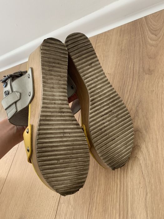 Buty na koturnie Monnari srebro żółte sandały