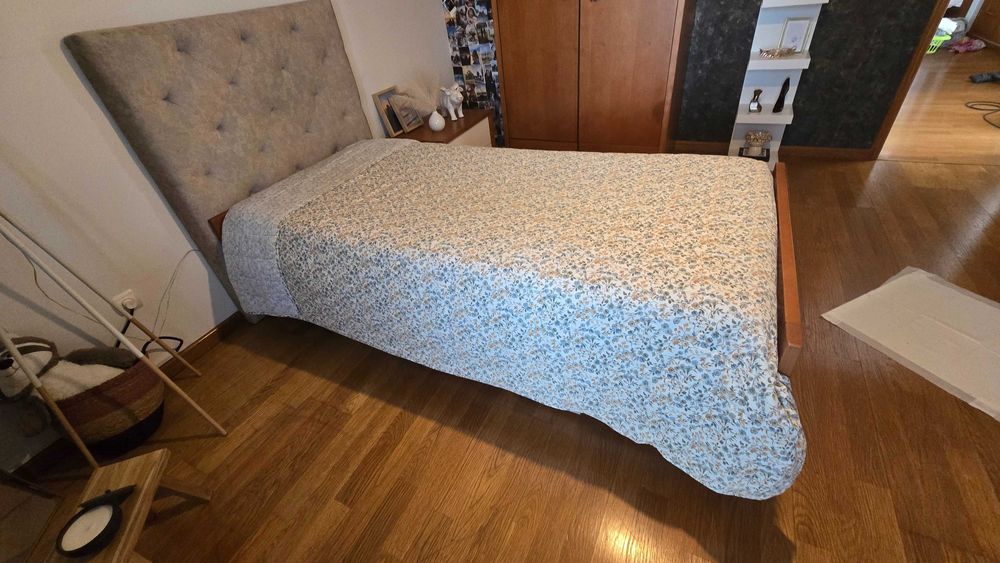 Cama moderna com colchão