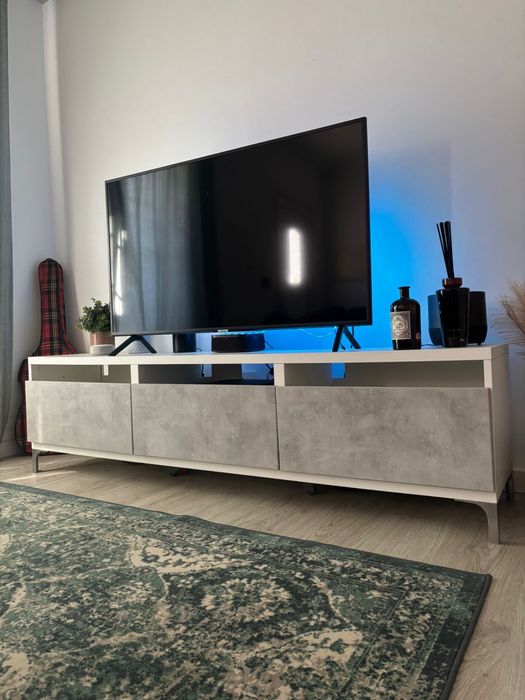 Movel tv Ikea Branco com pes metalicos