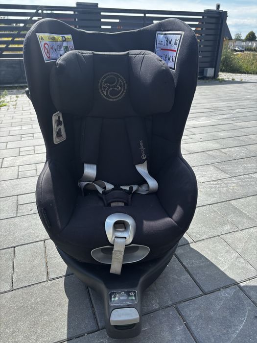 Fotelik Cybex Sirona z bazą do montażu fotelika przodem i tyłem (na isofix)