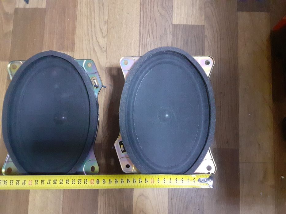 Динаміки в авто овал