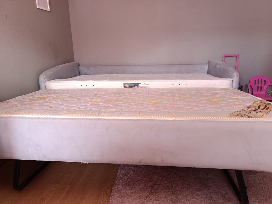 Cama dupla com 2 colchões em estado bom