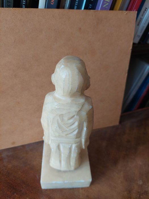 Escultura antiga em pedra