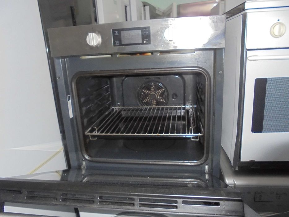 Forno elétrico / Encastrar / - ARISTON/ Muito bom estado / Com garantia