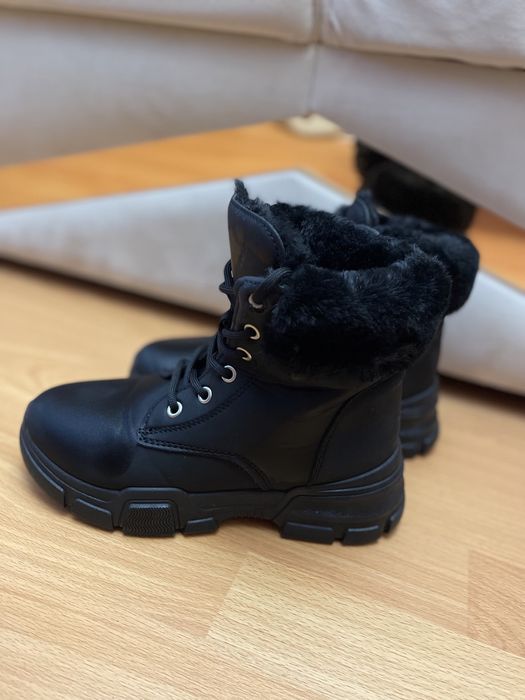 Чорні зимові черевики на шнурівці з хутром . 36 розмір