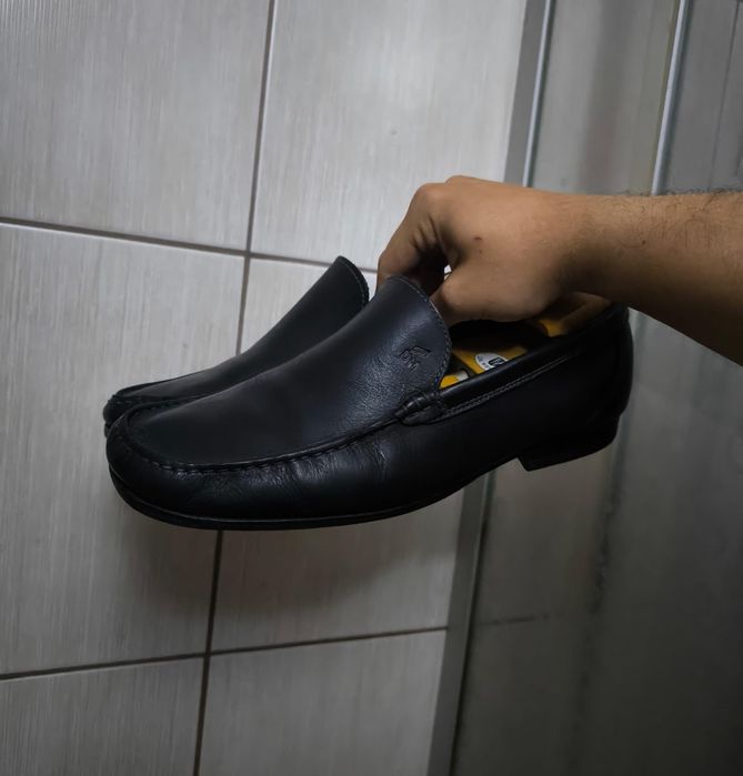 Mokasyny męskie 45 Daniel Mechter wsuwane (loafersy) w głębokim, czarnym kolorze, wykonane z gładkiej skóry naturalnej. Fason charakteryzuje si