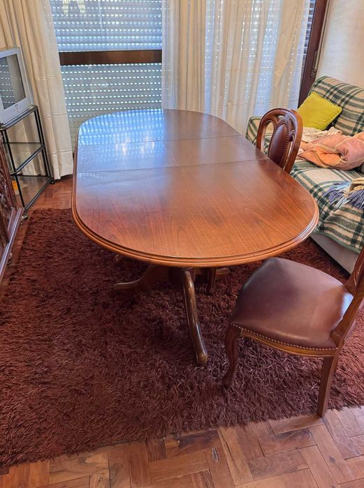 Mesa de jantar oval extensível com pé central em madeira