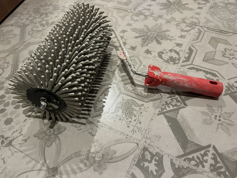 Wałek z kolcami do wylewki, gruby 25 cm