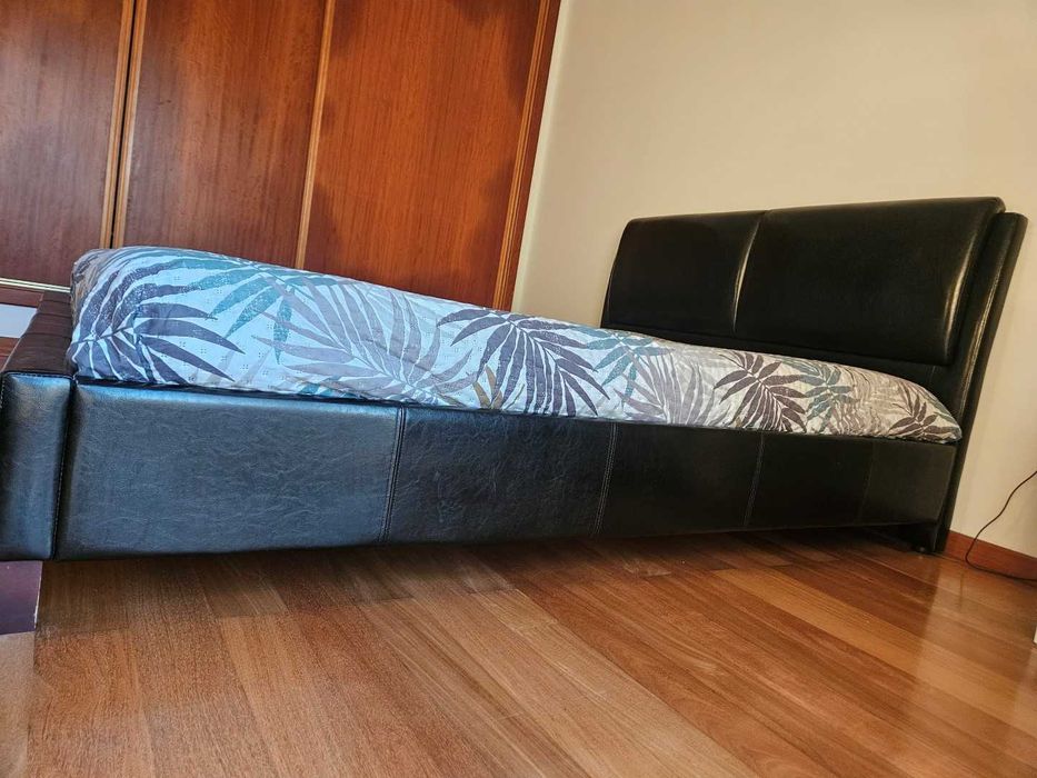 Cama de casal, com estrado e colchão