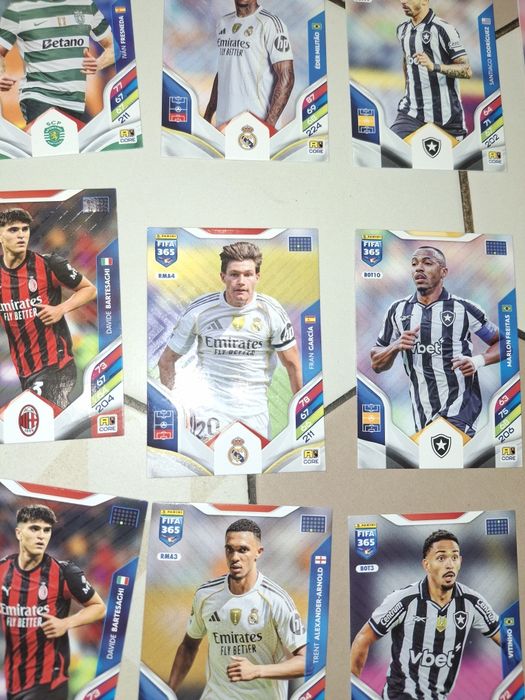 Karty piłkarskie 188 sztuk różne