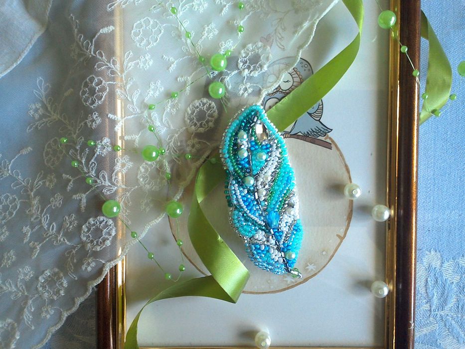 Брошь вышитая бисером Нежный листик.