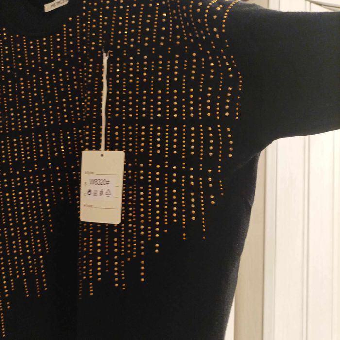 Sweter damski czarny że złotymi kamieniami.