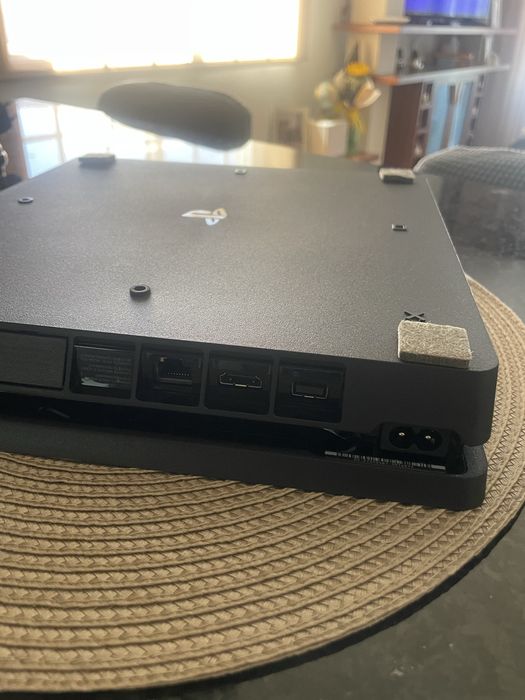 PS4 Slim com comando e jogos