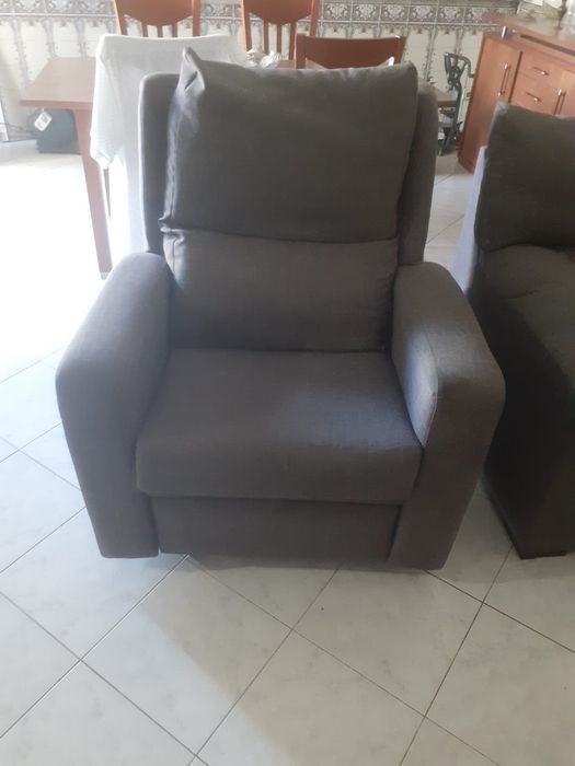 sofás com pousa pés