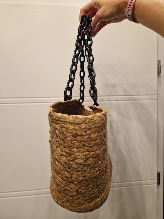 Solidna słomkowa torba plażowa Bershka z uchwytami łańcuchami.