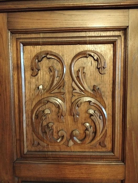 Roupeiro em madeira maciça