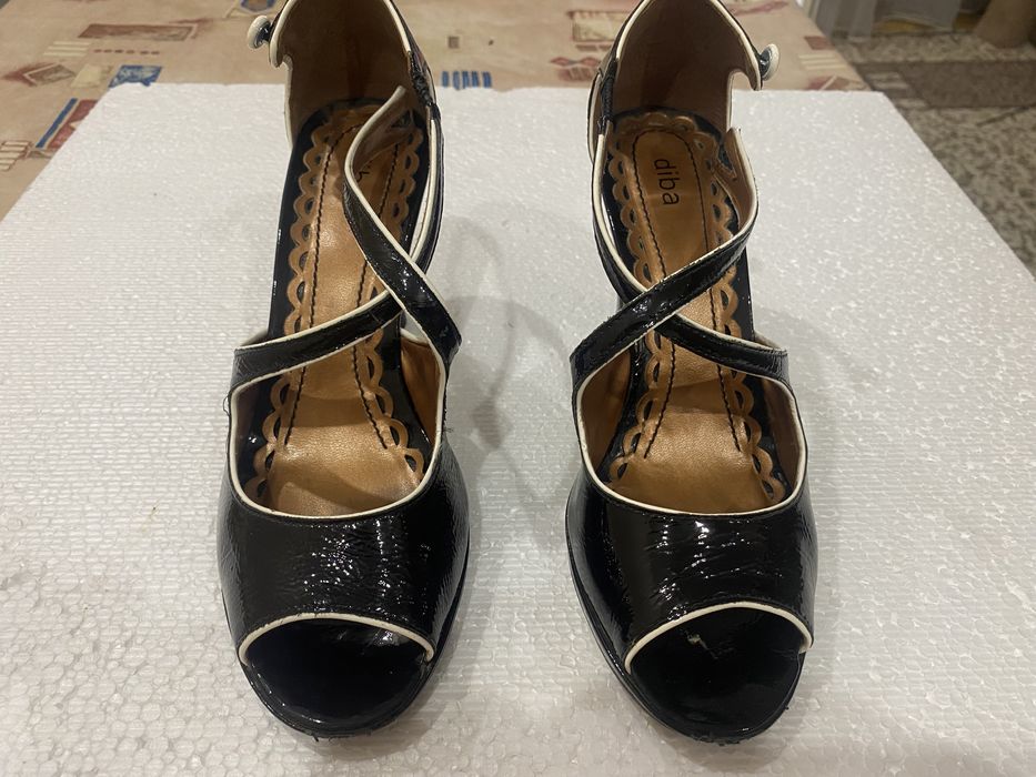 Продам босоножки 2 пары