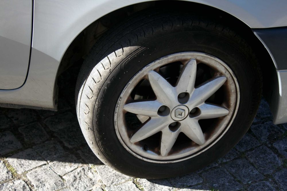 Renault Clio 1.2 (Ano 2000 / Mês 12) – Para Peças ou Reparação