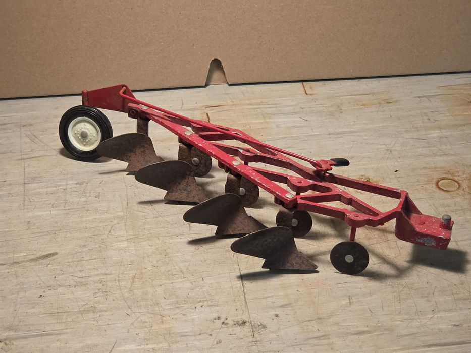 Model pług international Ertl 1:16
