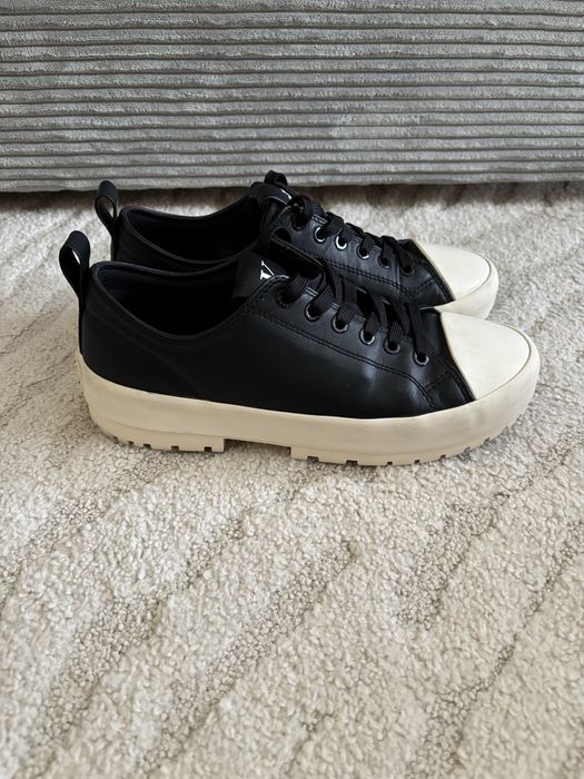 Calvin Klein  39