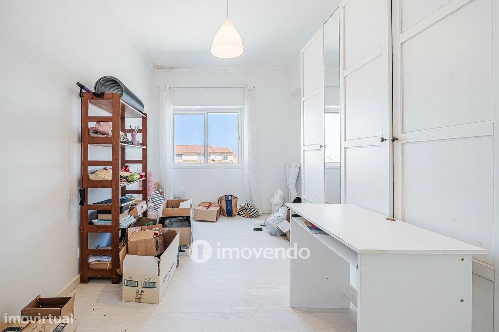 Apartamento T2 luminoso, totalmente remodelado, em Corroios
