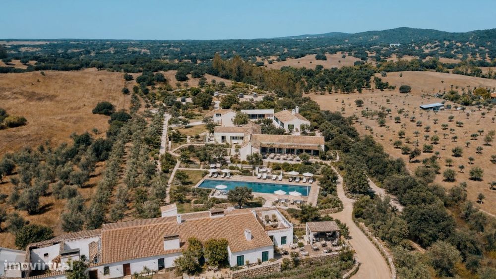 Herdade Com 5,9 Hectares, Moradia E Cavalariça | Santiago Do Escoural