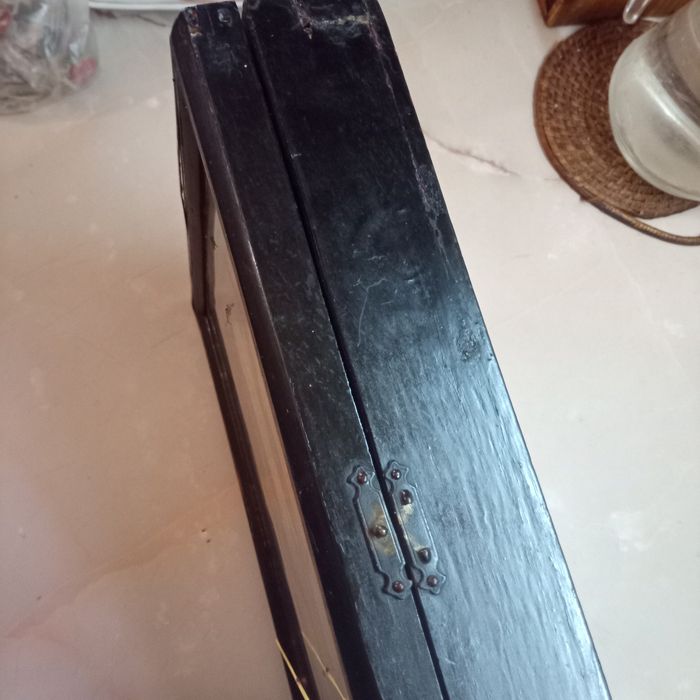 Продам икону в киоте.