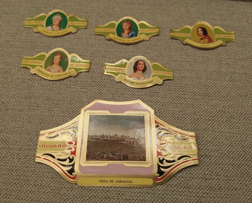 Várias cintas de charuto e caixa de charuto