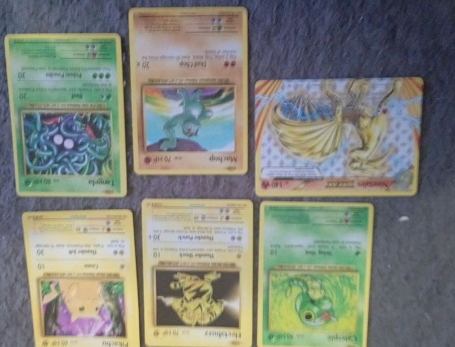 Różne karty Pokemon