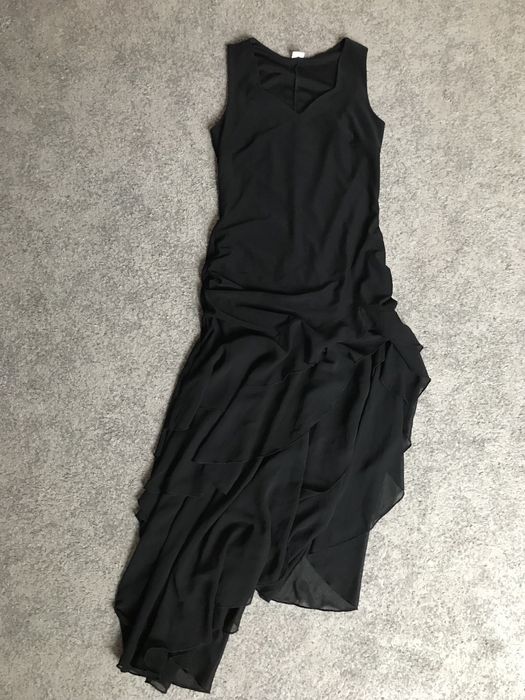 Czarna, dopasowana sukienka z falbana na dole