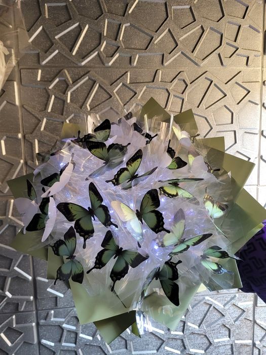 Букети з метеликів