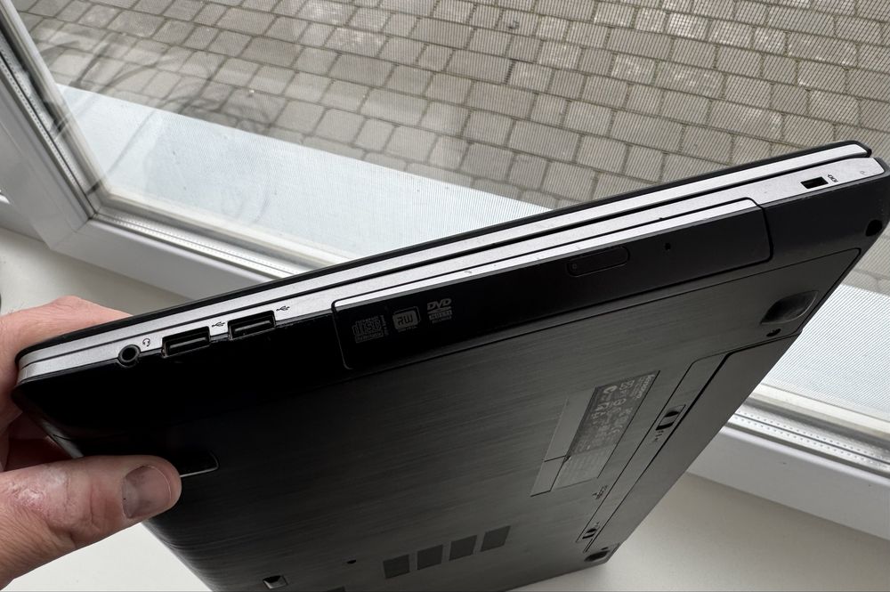 Ноутбук lenovo ноут в робочому ствні