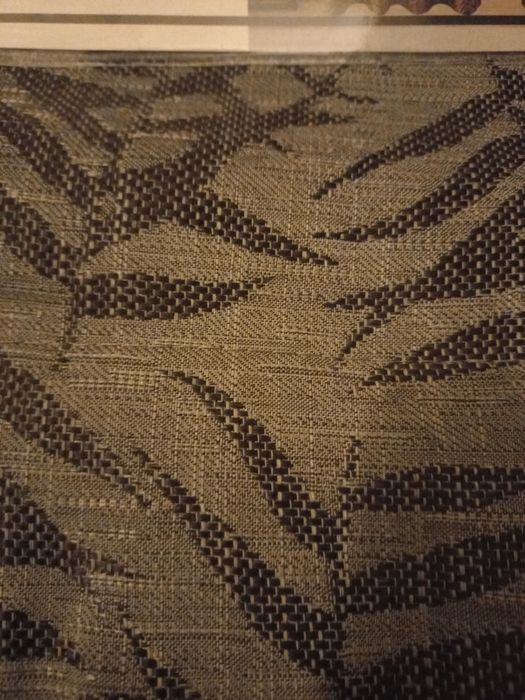 Cortinado cinzento com padrão folhas