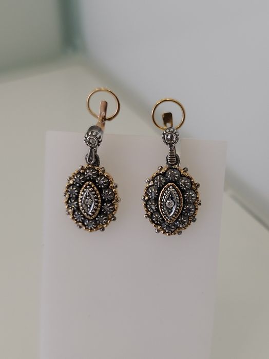 Brincos prata e ouro  com brilhantes