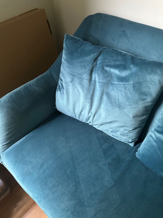 Vendo sofá veludo azul de 2 lugares