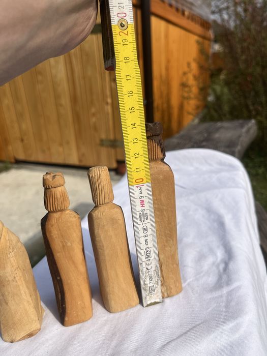 Drewniane figurki królowie