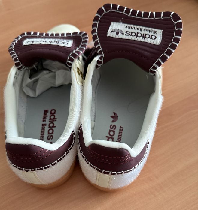 Tenis Adidas beje e bordô