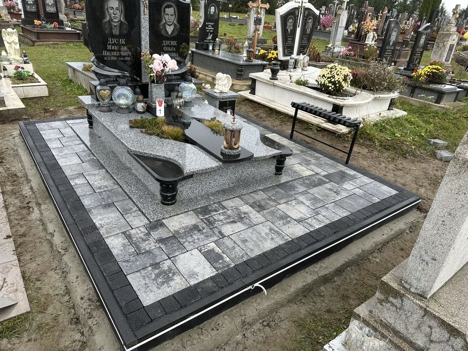 Укладання бруківки біля памятників.