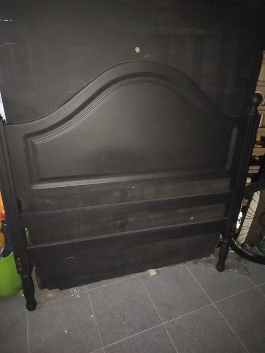 Cama de solteiro restaurada, de cor preto mate.