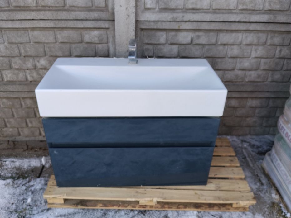 Szafka z umywalką i baterią